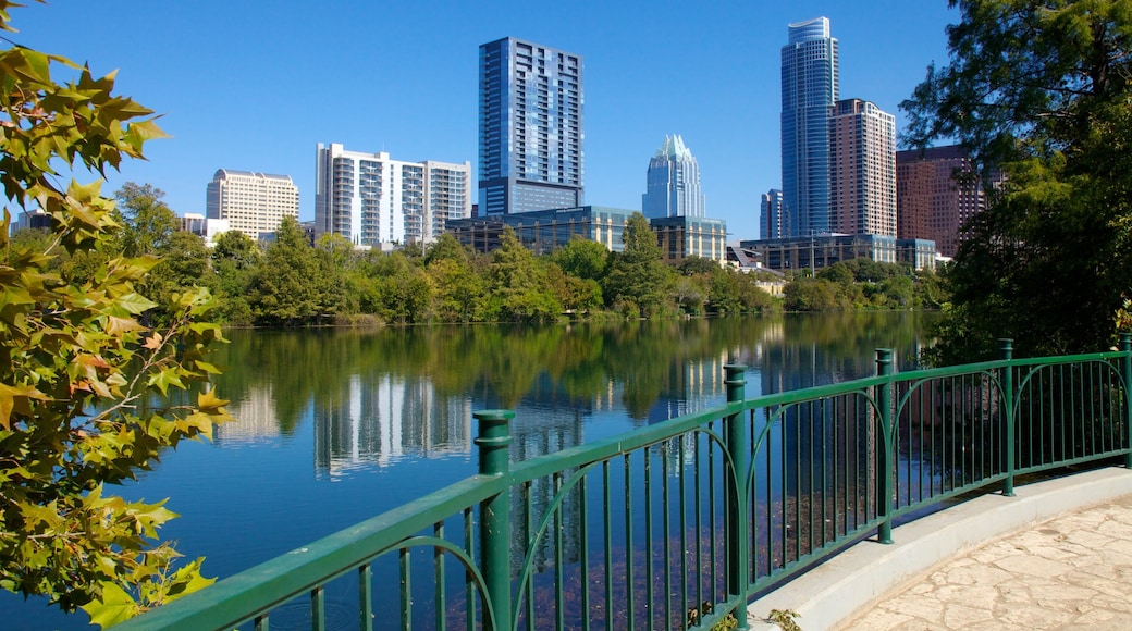 Lady Bird Lake inclusief een meer of poel, skyline en een stad