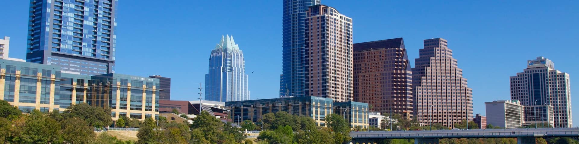 Lago Lady Bird mostrando distrito financiero central, una ciudad y un rascacielos