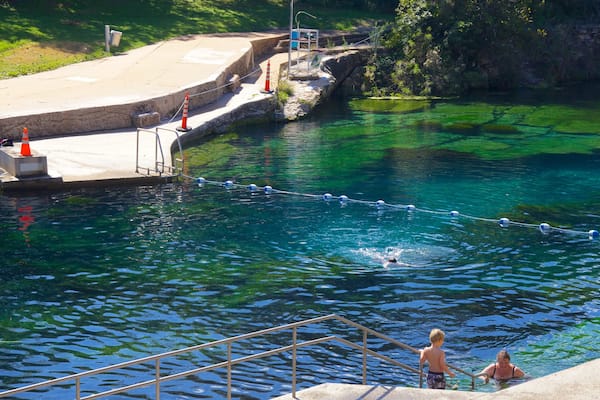 Zilker Park montrant piscine, lac ou étang et parc
