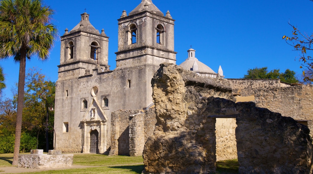 San Antonio Missions National Park mit einem Gebäuderuinen, Park und historische Architektur