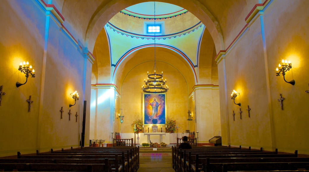 Parque Nacional de San Antonio Missions que incluye elementos religiosos, una iglesia o catedral y vista interna