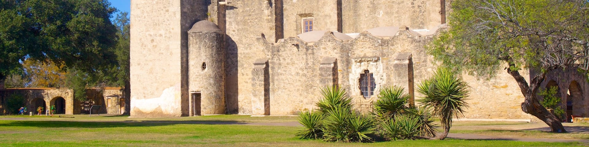 Parque Nacional de San Antonio Missions mostrando un castillo, un parque y aspectos religiosos