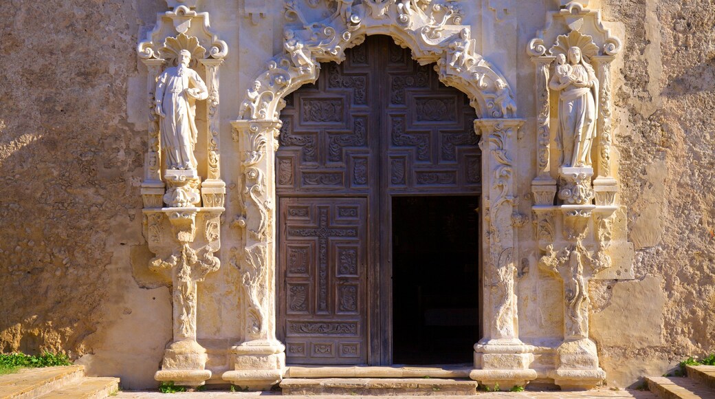 Parque Nacional de San Antonio Missions ofreciendo aspectos religiosos y una estatua o escultura