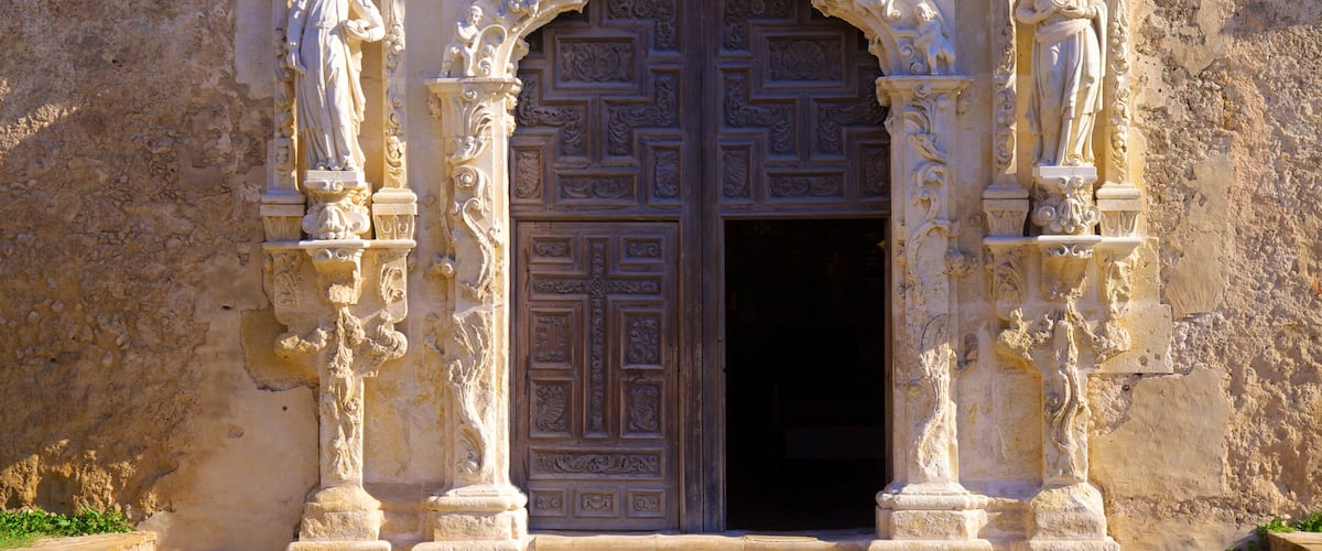 Nationaal park San Antonio Missions bevat een standbeeld of beeldhouwwerk en religieuze aspecten