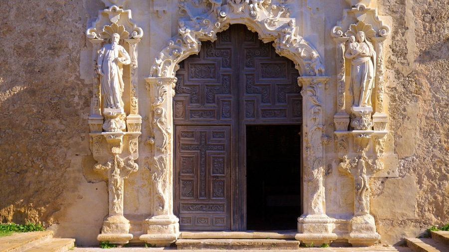 San Antonio Missions National Park che include religiosità e statua o scultura
