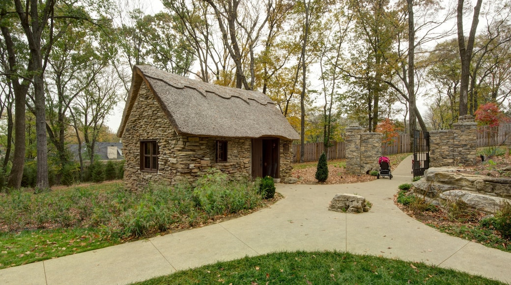 Cheekwood showing a garden and landscape views