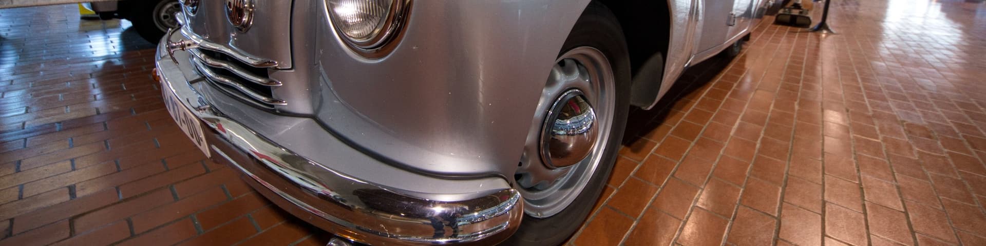 Lane Motor Museum que incluye vistas interiores