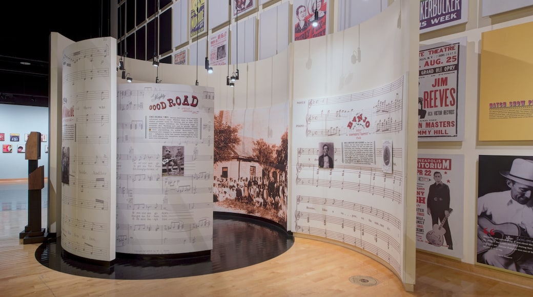 Country Music Hall of Fame and Museum qui includes vues intérieures et art