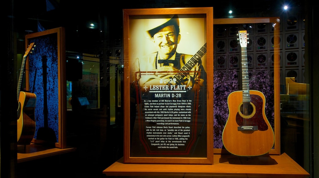 Country Music Hall of Fame and Museum welches beinhaltet Innenansichten