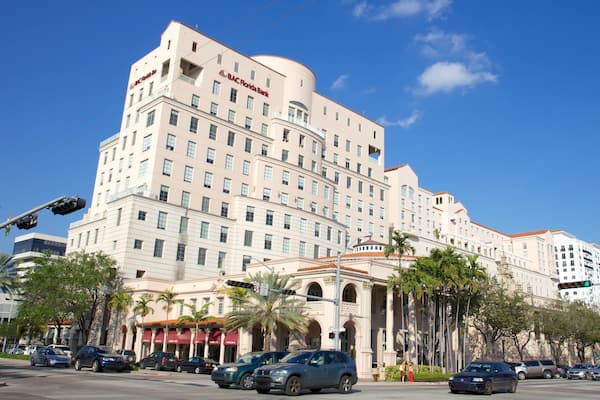 Miracle Mile showing a hotel, a city and street scenes