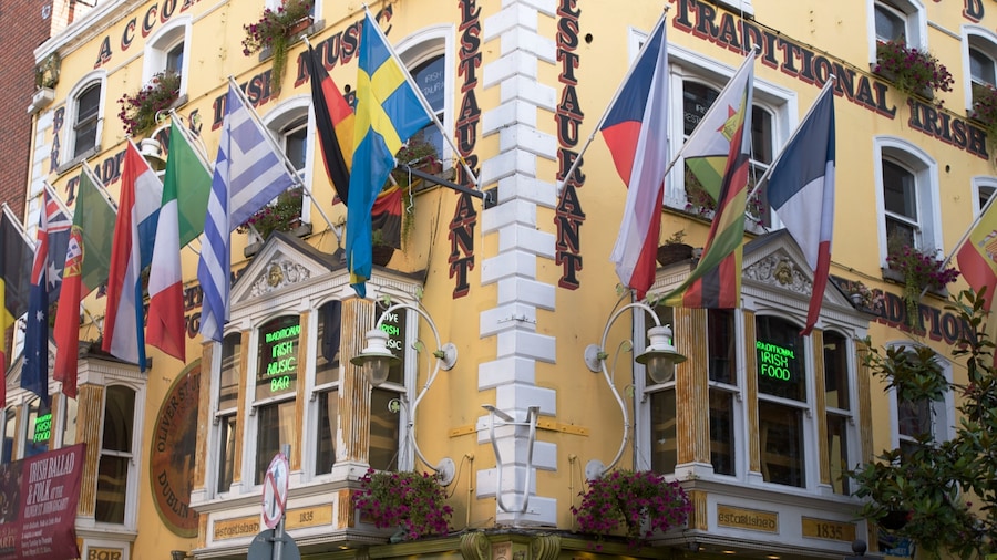 Temple Bar ofreciendo señalización, patrimonio de arquitectura y una ciudad