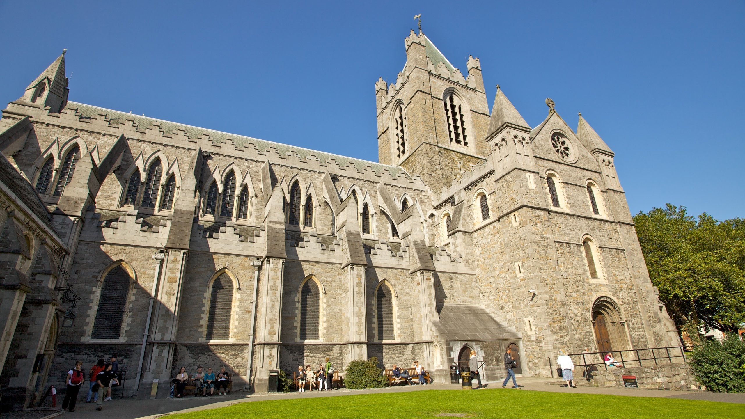 Christ Church Cathedral fasiliteter samt historisk arkitektur og kirke eller katedral