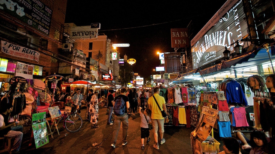 Estrada Khao San que inclui mercados, cenas de rua e uma cidade
