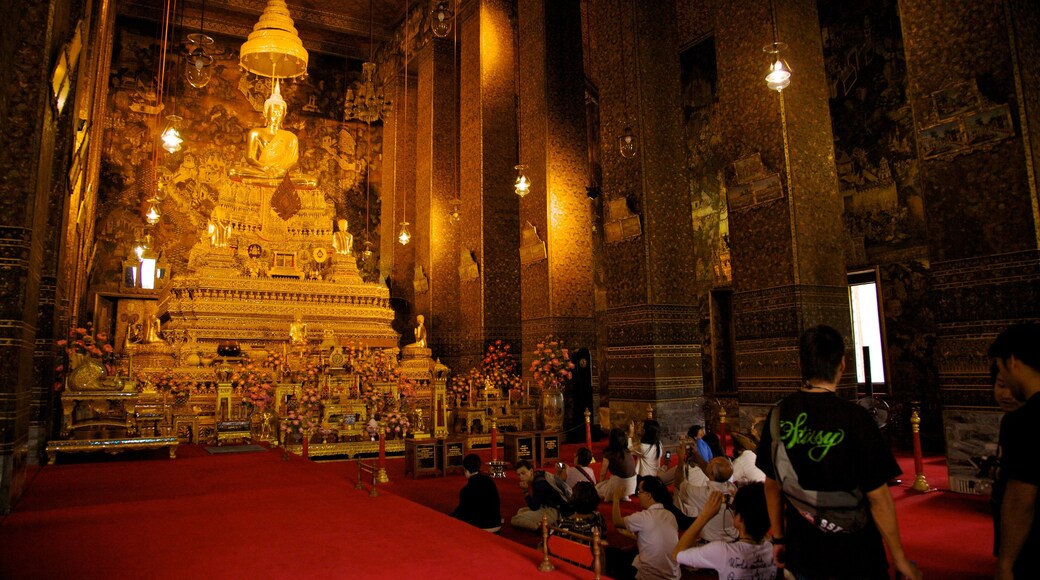 Wat Pho som inkluderar interiörer, religiösa aspekter och ett tempel eller plats för dyrkan