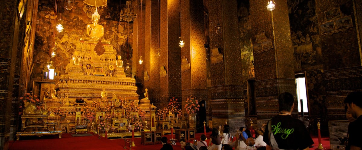 Wat Pho showing a temple or place of worship, religious elements and interior views