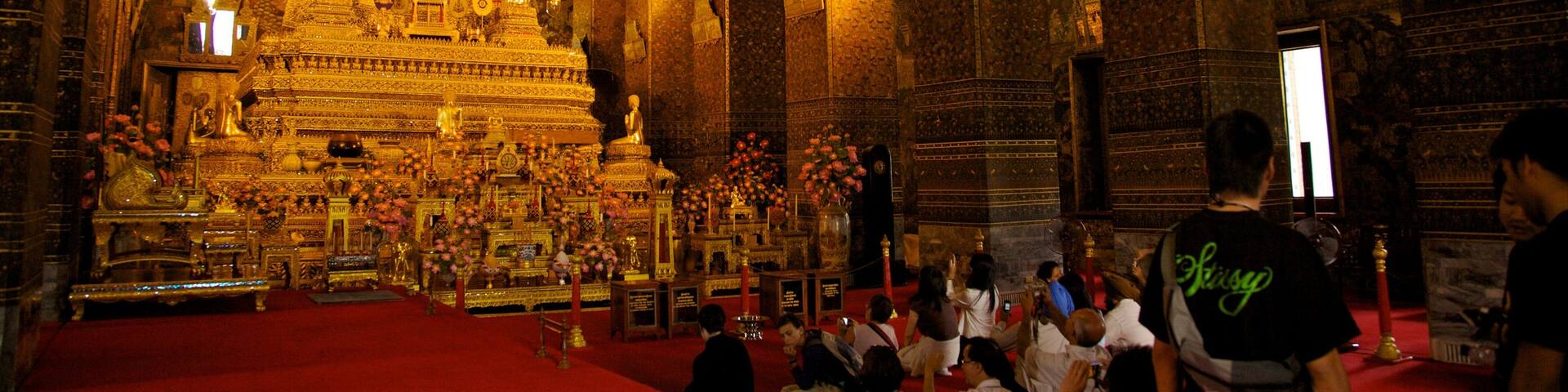 Wat Pho which includes a temple or place of worship, religious aspects and interior views