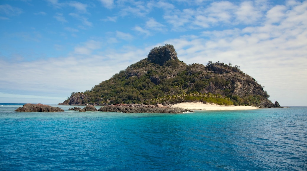 Islas Mamanuca que incluye escenas tropicales, costa escarpada y vista panorámica