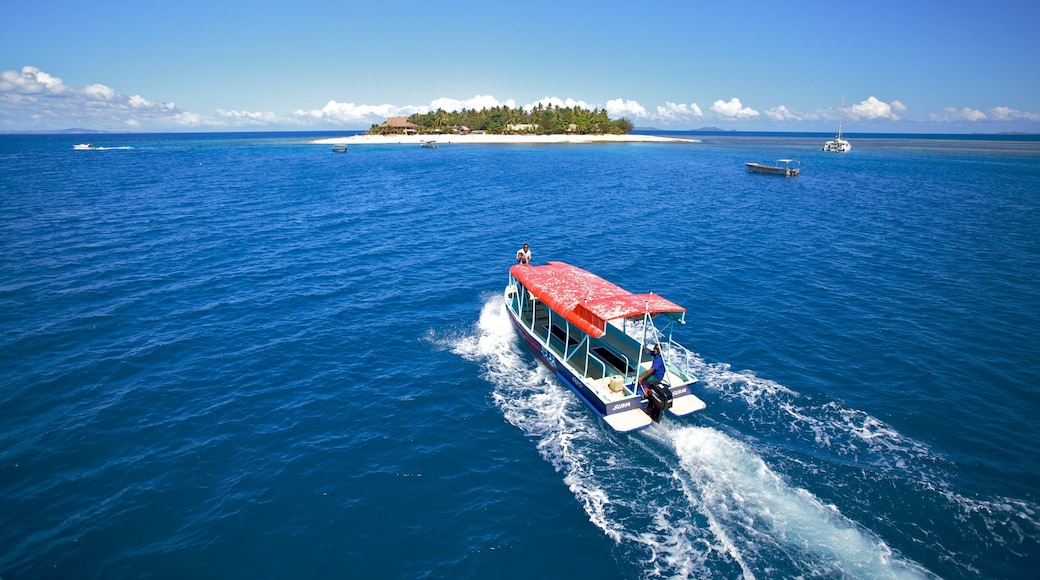 Beachcomber Island mostrando botes, escenas tropicales y vista a una isla