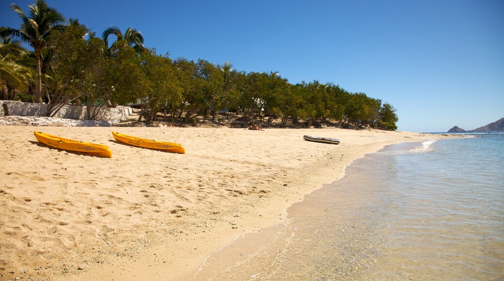 Fidji montrant plage de sable, panoramas et kayak ou canoë