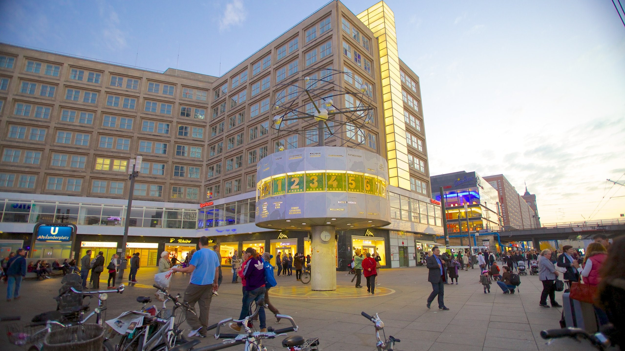 Plaza Alexanderplatz que incluye una plaza, arquitectura moderna y una ciudad