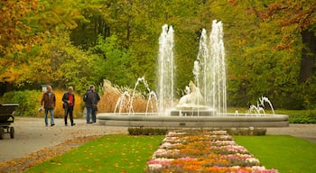 West Berlin Centre showing a garden and a fountain as well as a small group of people