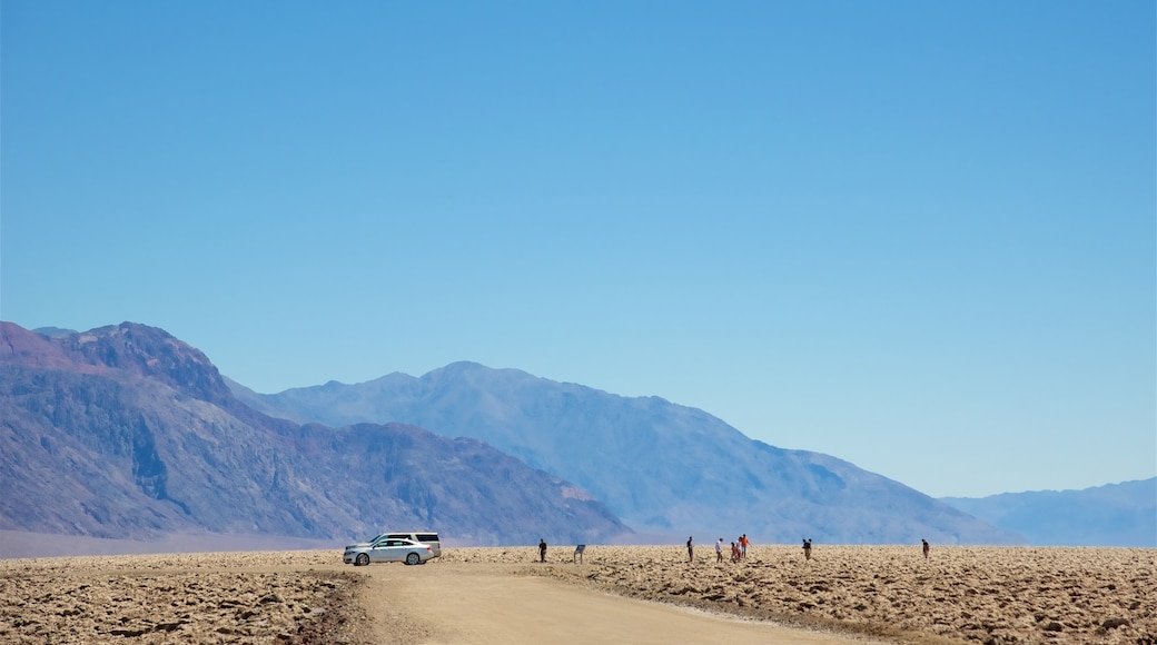 Devil\'s Golf Course caratteristiche di vista del deserto e vista del paesaggio cosi come un piccolo gruppo di persone