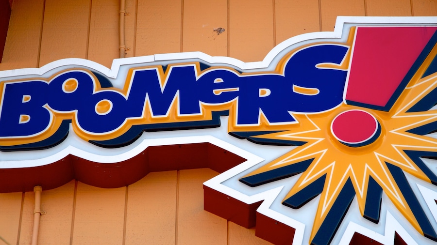 Boomers Fountain Valley welches beinhaltet Beschilderung