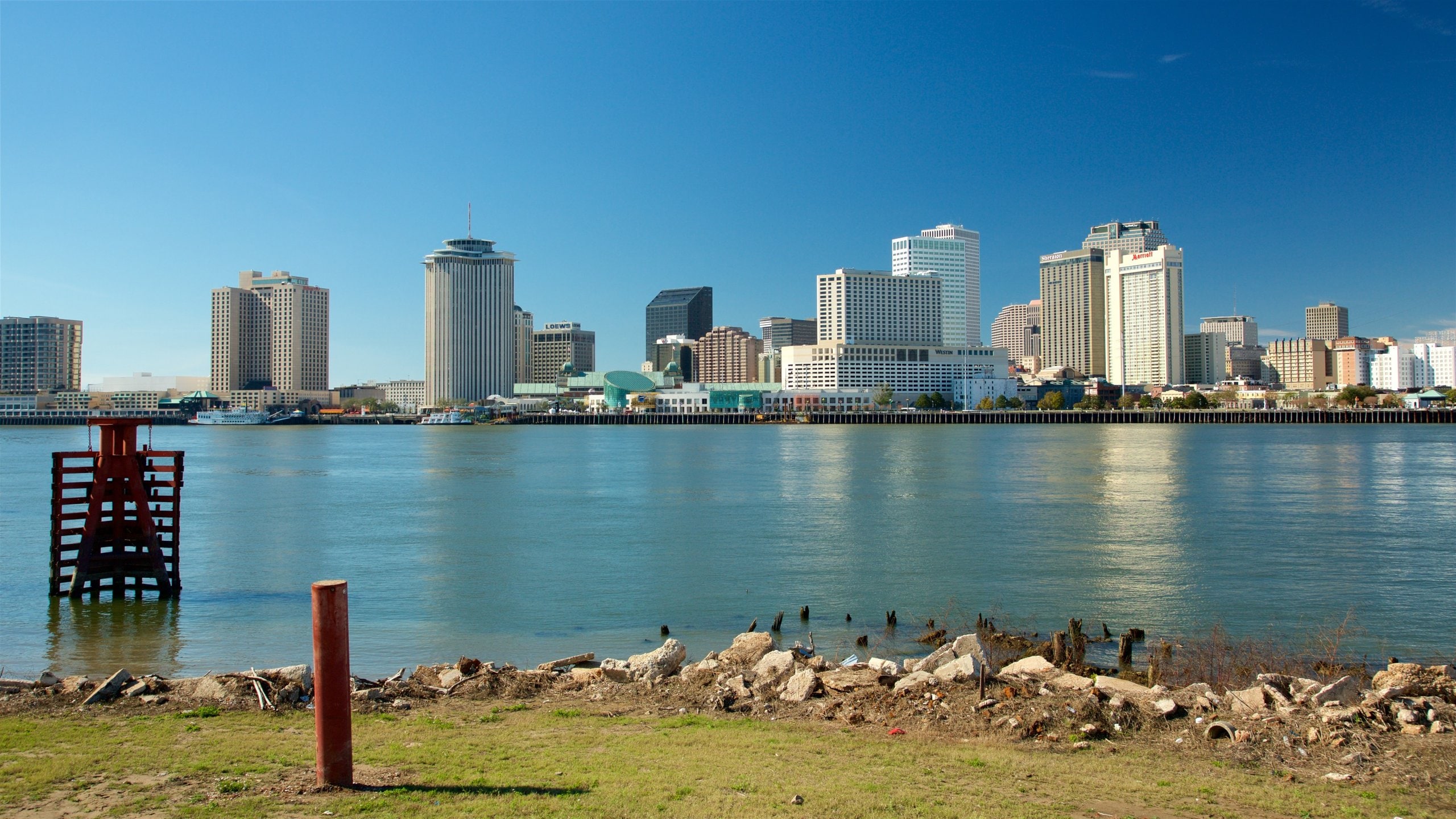 Mississippi mostrando una bahía o puerto, un edificio de gran altura y una ciudad