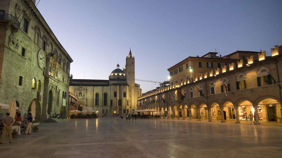 Ascoli Piceno inclusief een zonsondergang, een plein en historisch erfgoed