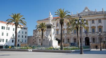 Sassari som visar en staty eller skulptur, historiska element och ett torg