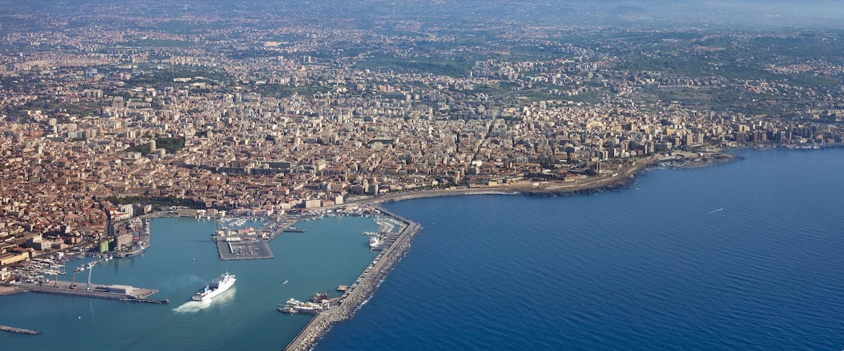 Monte Etna que incluye una bahía o puerto, vistas de paisajes y una ciudad