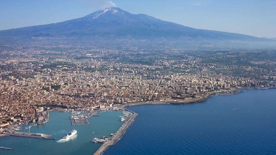 Etna toont bergen, een stad en een baai of haven