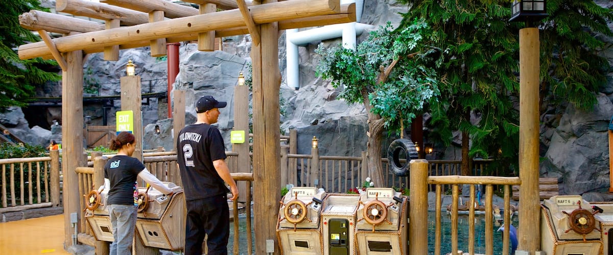 Nickelodeon Universe mostrando paseos y también una pareja
