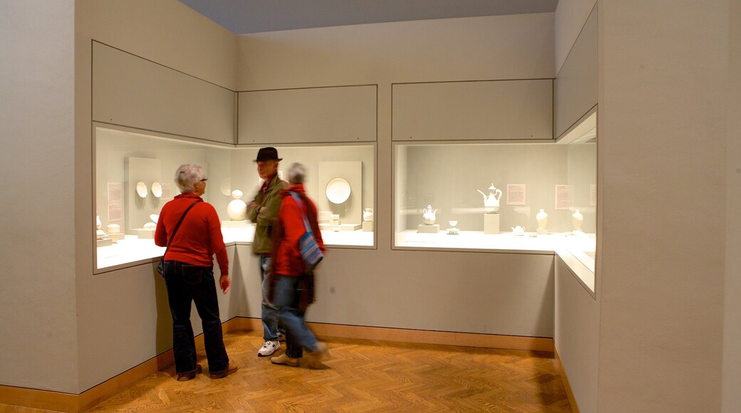 Minneapolis Institute of Arts featuring sisäkuvat sekä pieni ryhmä ihmisiä