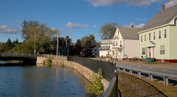 Laconia ofreciendo una casa y un río o arroyo
