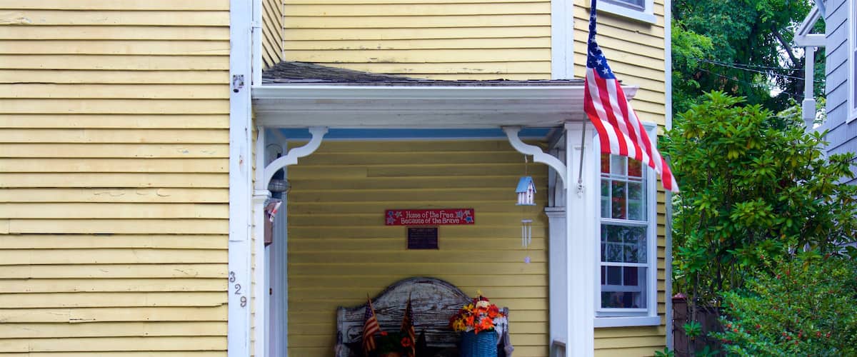 Thames Street showing a house