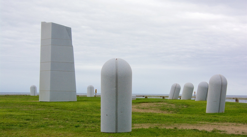 Parque Estadual de Brenton Point mostrando arte ao ar livre e um jardim