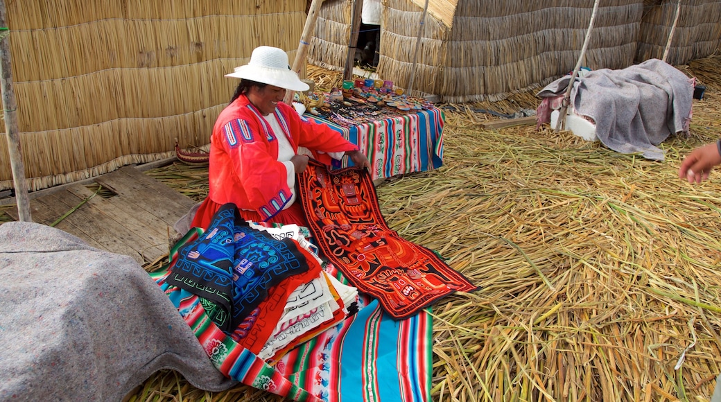 Lake Titicaca ofreciendo una pequeña ciudad o aldea y también una mujer