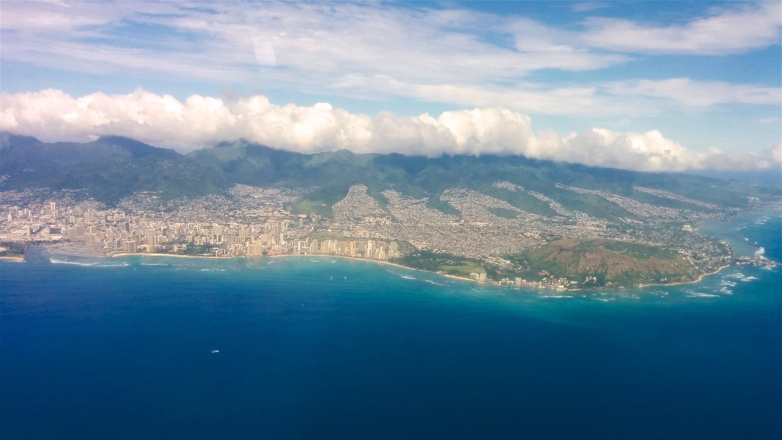 Honolulú que incluye una ciudad, vistas generales de la costa y una ciudad costera