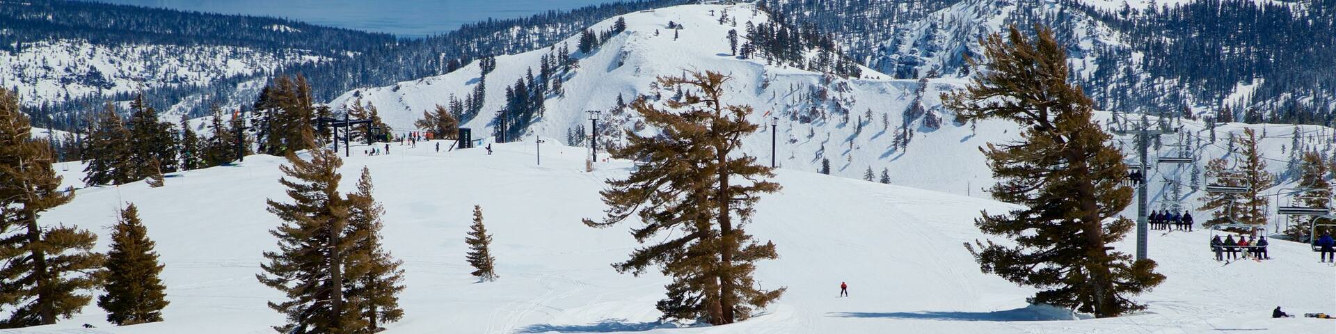 Squaw Valley Resort showing landscape views, snow and tranquil scenes