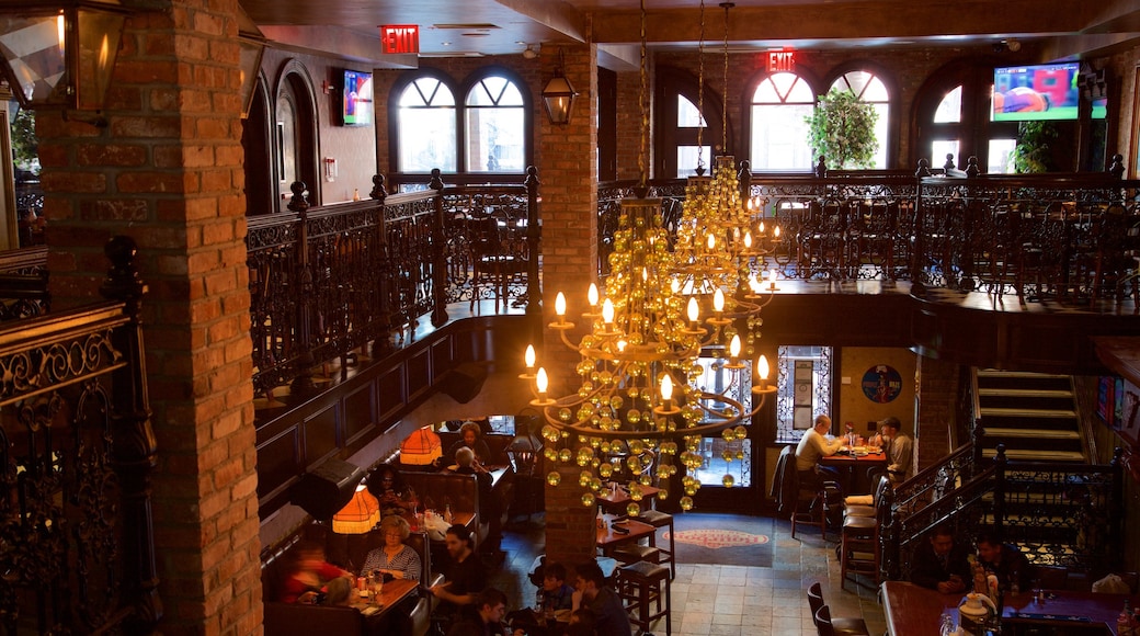 Hell\'s Kitchen showing dining out and interior views