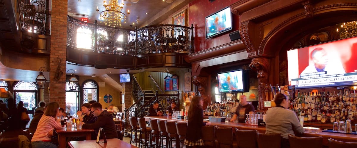 Hell\'s Kitchen featuring a bar, interior views and dining out