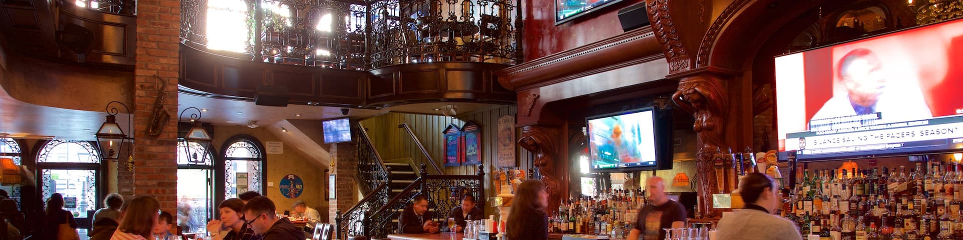 Hell\'s Kitchen som viser spise ude, interiør og en bar