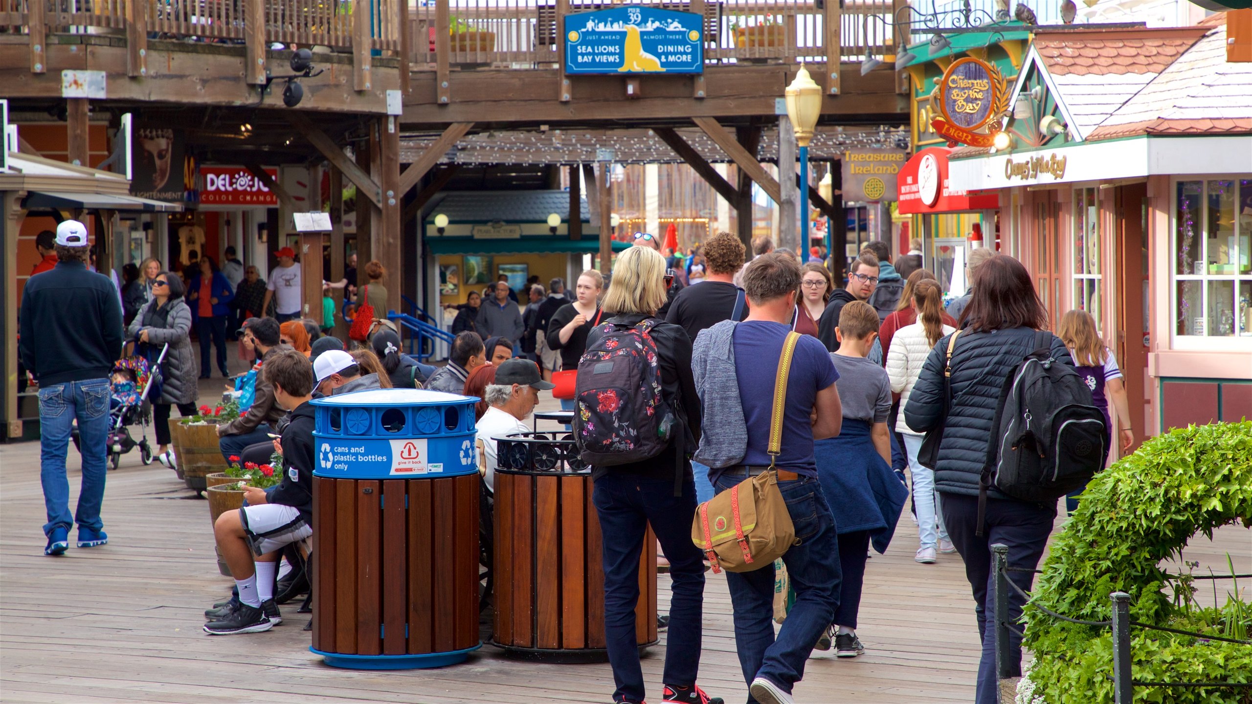 Pier 39 shops and restaurants near Fisherman´s Wharf, San