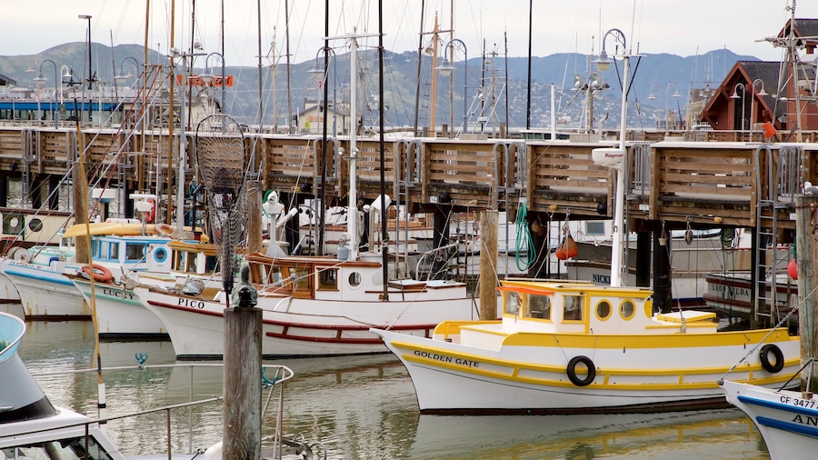 Fisherman\'s Wharf som viser en bugt eller havn