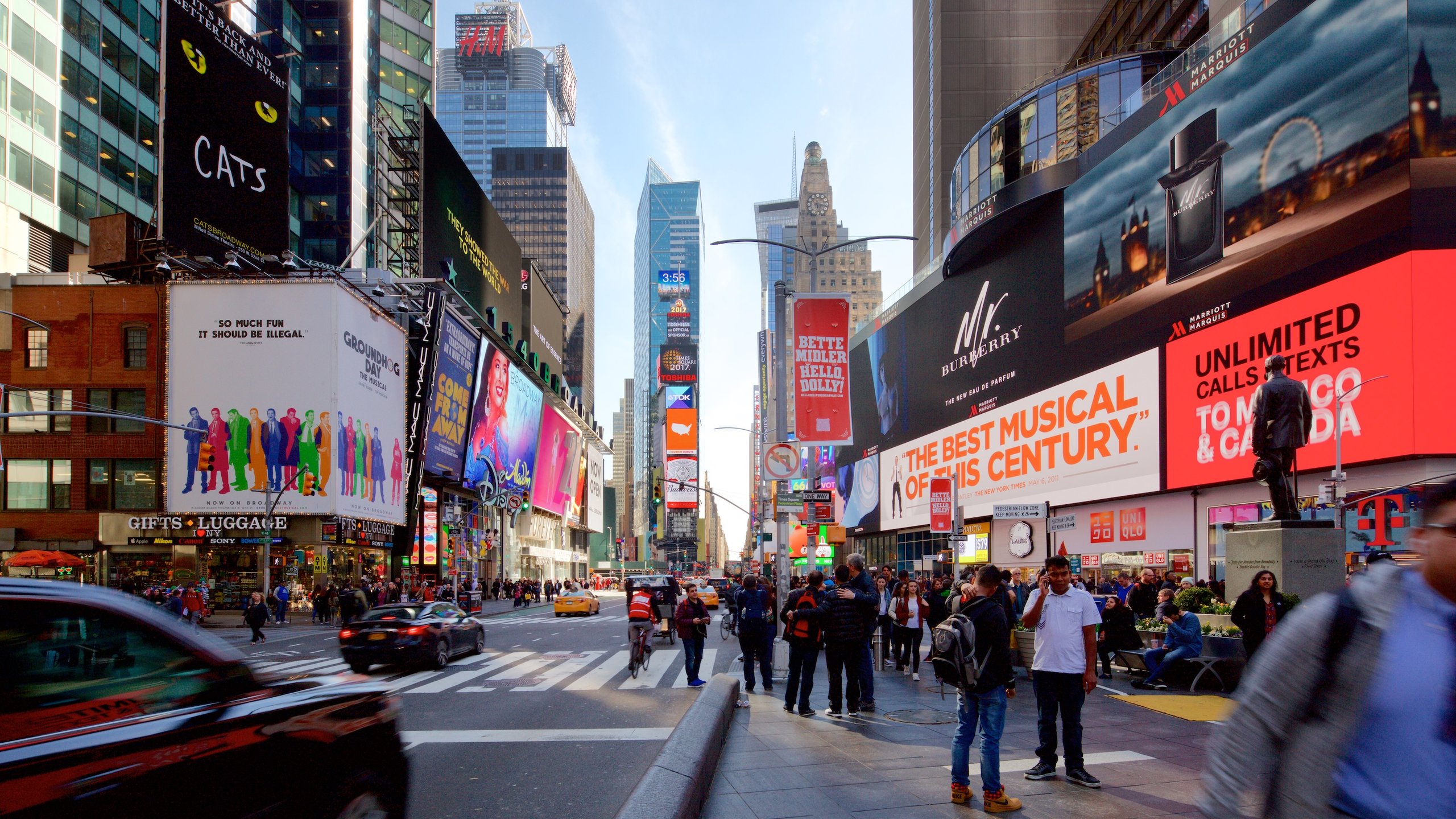 Times Square which includes a high rise building, city views and a city