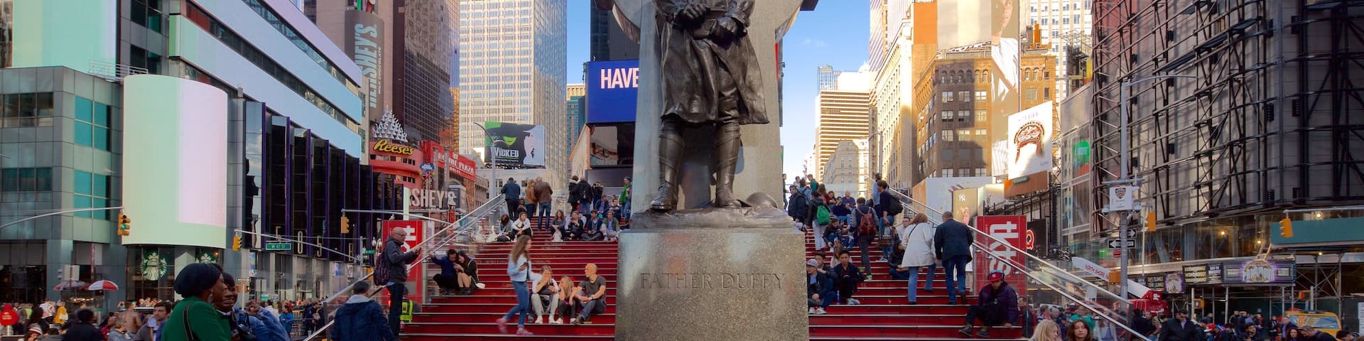 Times Square mettant en vedette vues de la ville, building et statue ou sculpture