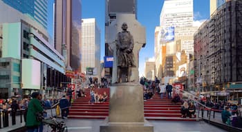 Times Square mettant en vedette vues de la ville, building et statue ou sculpture