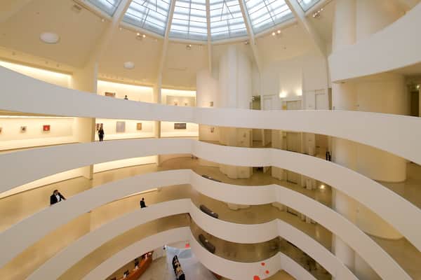 Musée Solomon R. Guggenheim montrant art et vues intérieures
