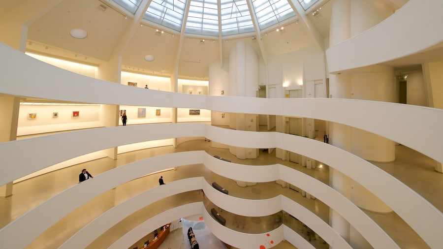 Bảo tàng Solomon R. Guggenheim có tính năng cảnh nội thất và nghệ thuật